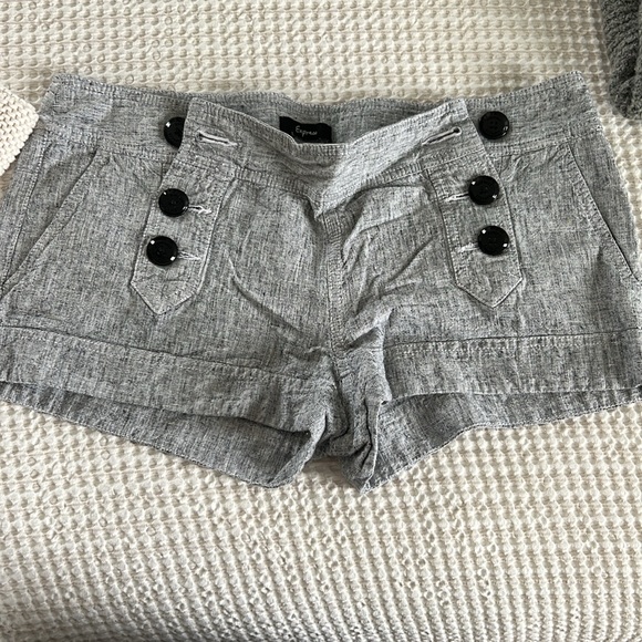 Full button closure - Picture 2 of 4